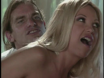 Babe Stars: Azgın sarışın kaltak sikiş deliklerini siktiriyor sonra adam amını yalıyor...