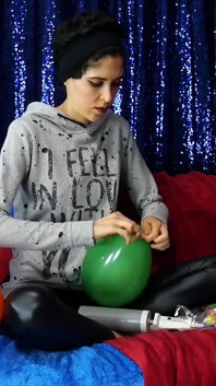 Je gonfle les ballons avec la pompe puis les faire éclater