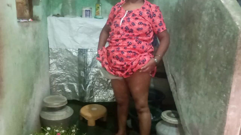 Priyanka314: La tía Priyanka lavando vestido en el baño Sexo