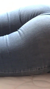 Můj nadržený nevlastní syn nemůže odolat pohledu na můj velký zadek a stříkání na to.