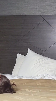 Büyük götlü beyaz orta yaşlı seksi kadın siyah adamı gırtlağına boşaltıyor başrolde Tonya Sinn