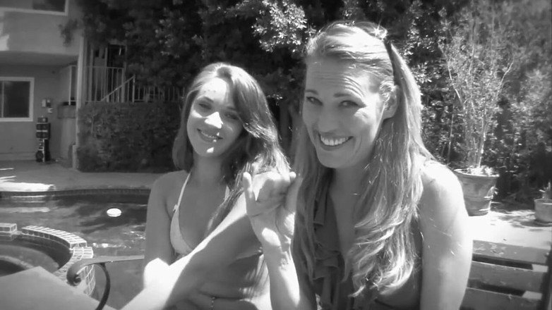 Lesbian Illusion: Blonde schmutzige milf weckte beim anblick der muschi ihrer teen-stieftochter