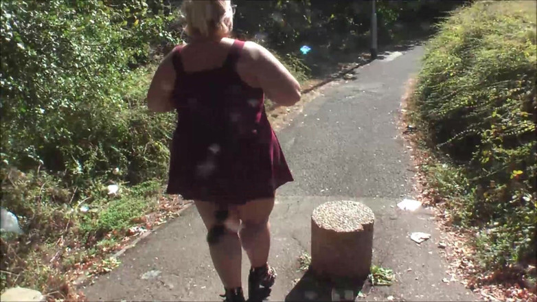 Lexie Cummings: 道路橋の散歩とストリップ