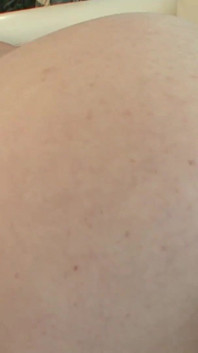 Deslumbrante gata e loira brincam uma com a outra