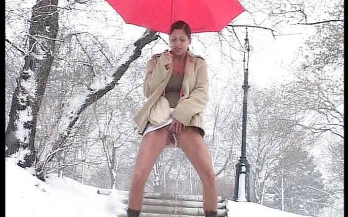 All about pee: Solo Pee Girls - Sexy Olga chcaní venku