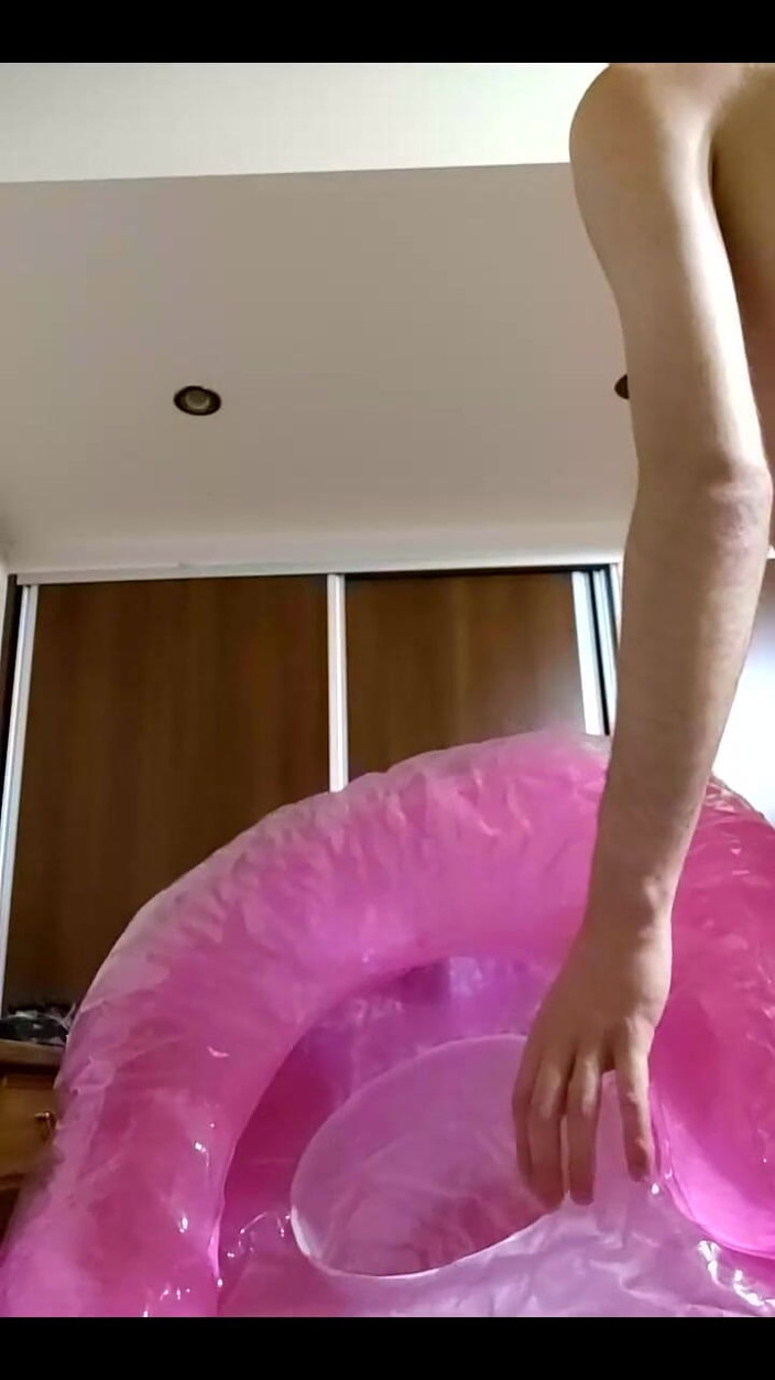 Floatie Boy: Bunny Looner sta facendo esplodere la sua sedia rosa gonfiabile...