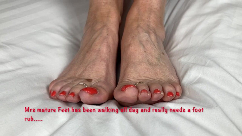 Mr MF: Les pieds de Mme mature ont vraiment besoin de quelqu’un...