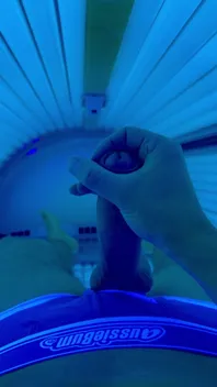 Jerking off in Sunbed