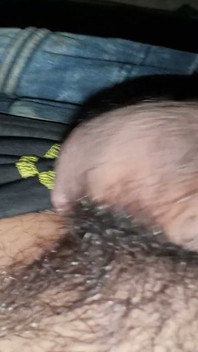 El oso de peluche extendió mi pequeño culo abierto y me dejó goteando una polla de esperma