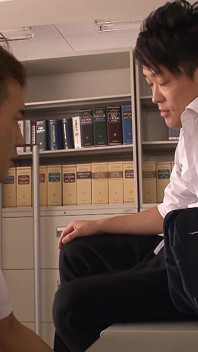 Heißer sex im japanischen college, der sexy lehrer gefickt