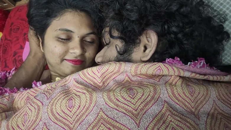 Vaigavarun45: बेडरूम में बेडशीट के नीचे मल्लू देसी जोड़ा हॉट चुदाई, मलयाली जोड़ा बेडशी6t के नीचे बेडरूम में हॉट रोमांटिक चुदाई