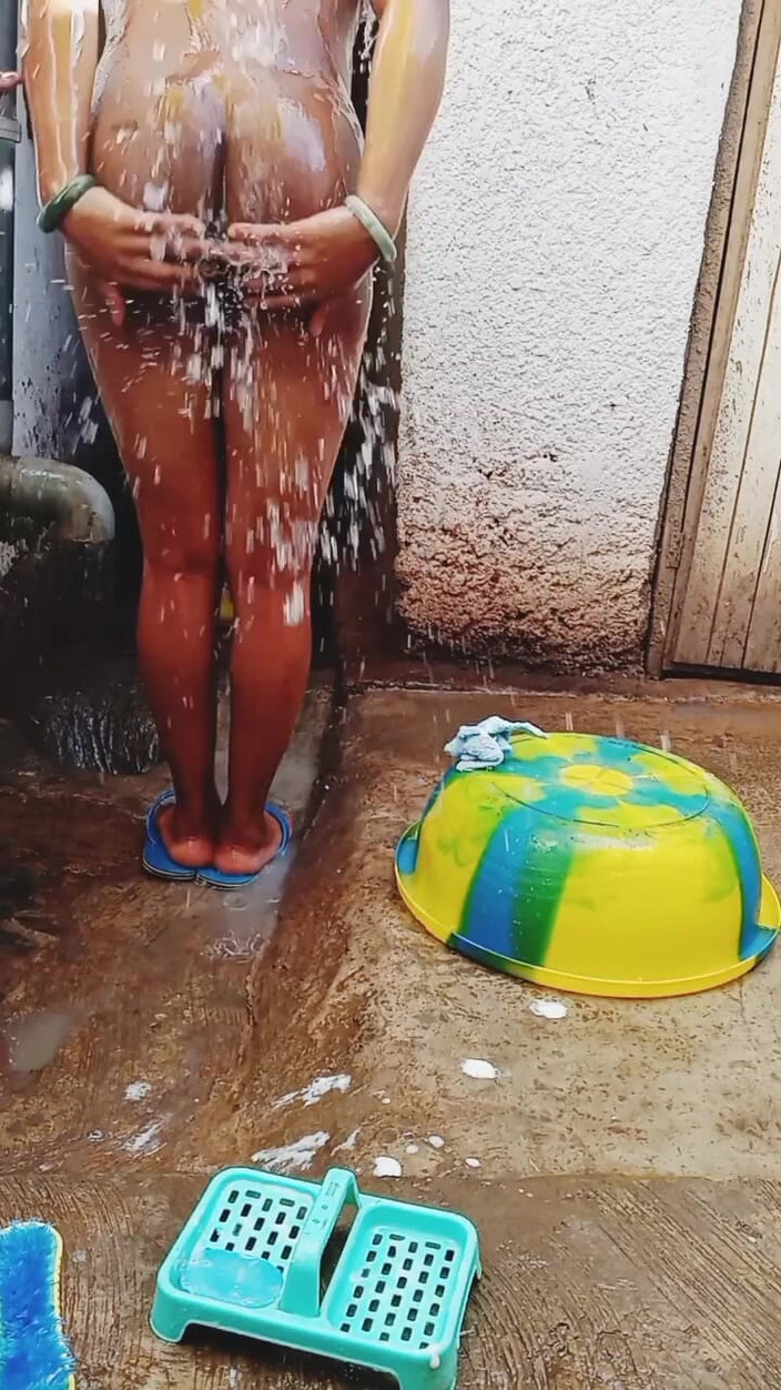 Me and my new slut: आउटडोर मेरी गर्भवती प्रेमिका को गंदे माहौल में नहाना