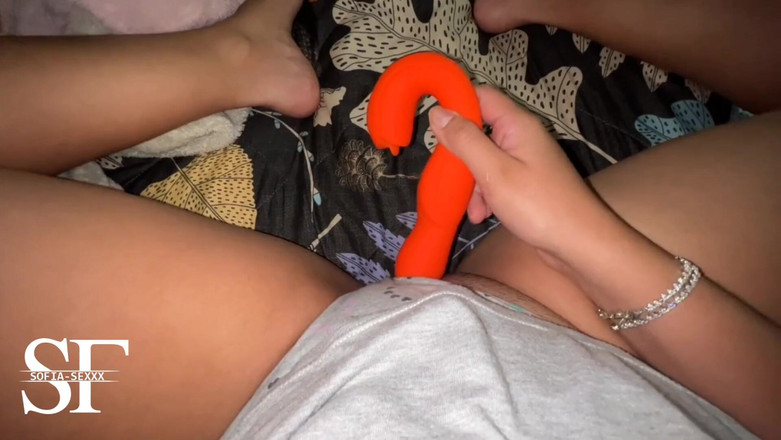 sofiasexxx: Pembe ve sulu amcıklı genç kız gece yarısı mastürbasyon yapıyor