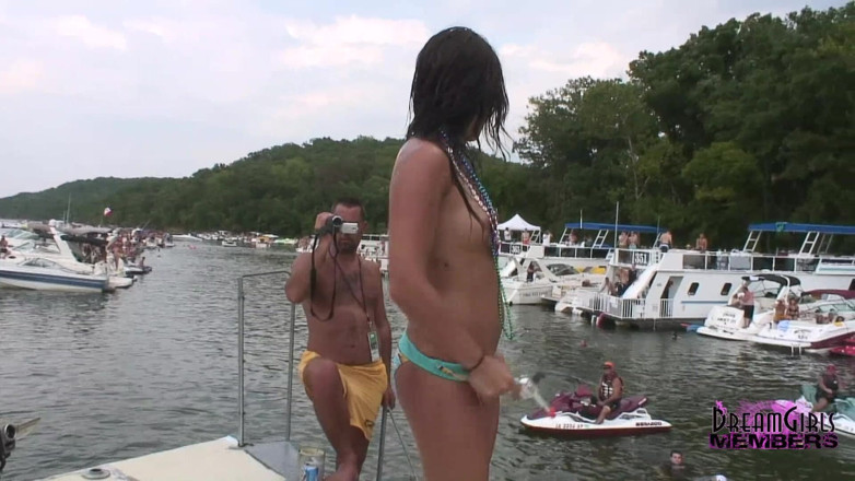 Dream Girls: Quente festa de coeds totalmente nua no lago dos Ozarks