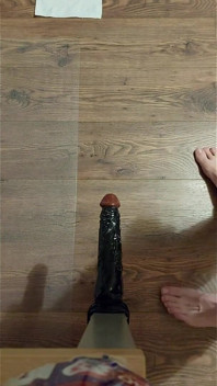 Cur tânăr lărgit cu un vibrator nou de 23 cm lungime.