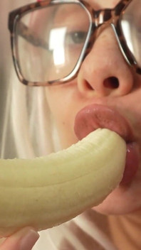 Giantess przyrodnia siostra zjada wielkiego kutasa małego brata przyrodniego, ponieważ to banan i tak zastępuje