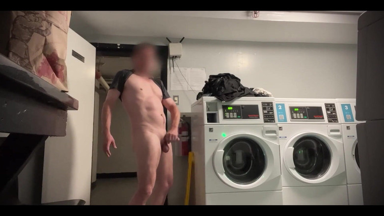 ScottyNaughty69: Naaktheid terwijl ik streel! Bijna betrapt!