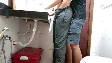 Gabi SweetCouplesStories: Pembantu rumah ditangkap di bilik air.