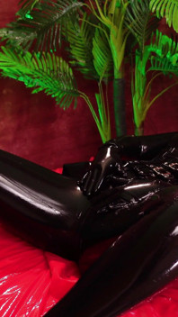 Diva dengan kostum bdsm lagi asik masturbasi pakai dildo dan vibrator sampai muncrat!