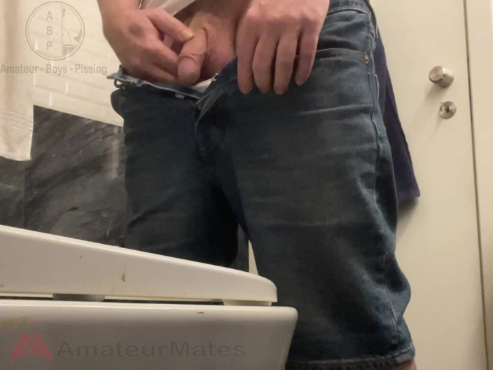 AmateurBoysPissing: ジーンズショートパンツで大きな睾丸がぶら下がっているアマチュアのストレートボーイが、手を自由にしておしっこをしているところを見つかった