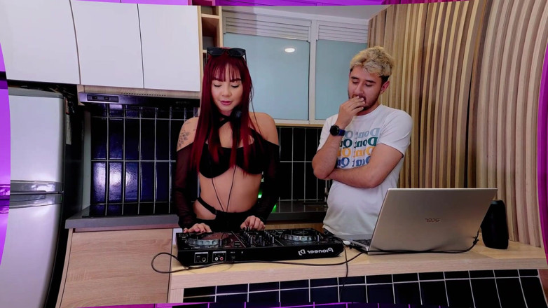 Tommy Santox: セクシーでムラムラした大学生の女の子がcjのレッスンを受けるが、結局チンポをしゃぶる