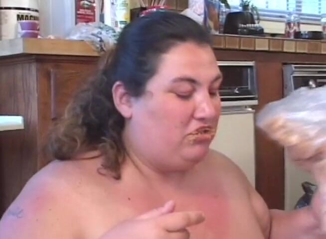 Big Beautiful Babes: Fat beach patrol vol1 - bbw bagnina che gioca con cibo...