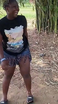 アフリカの黒檀色のセクシーな黒人少女が公の場で笑いながら踊る