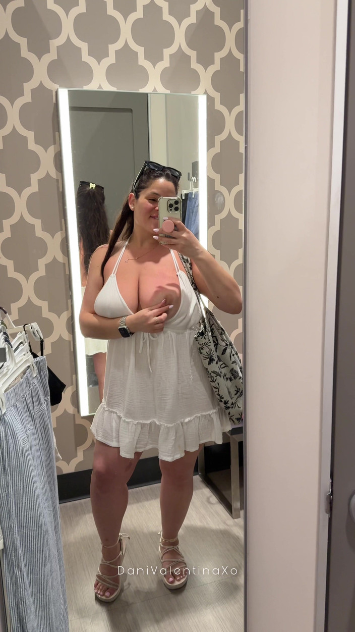 Dani Valentina: Horny cabine d’essayage en solo - orgasme avec Dani Valentina