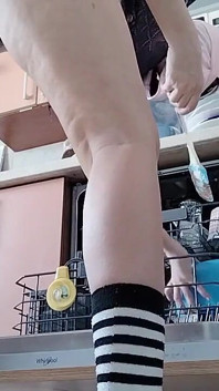 Behaarte brünette muschi, dicke titten, sinnliche behaarte Frau in der Küche. Sexy mutter, behaarte muschi, dicker arsch