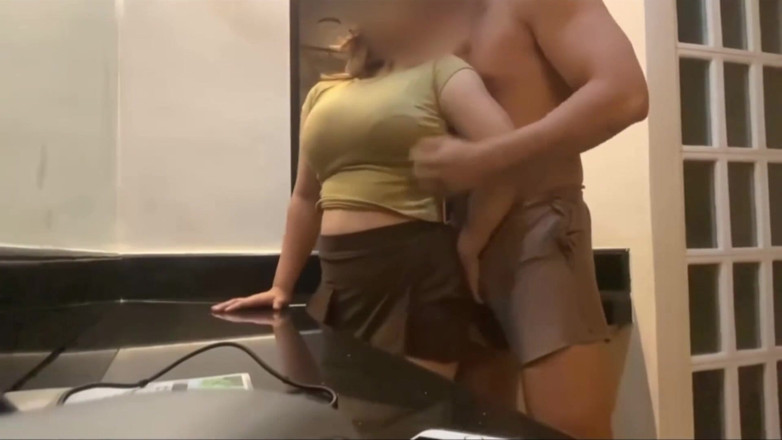 EL Swallow: Saya sangat basah boleh awak mengongkek saya?