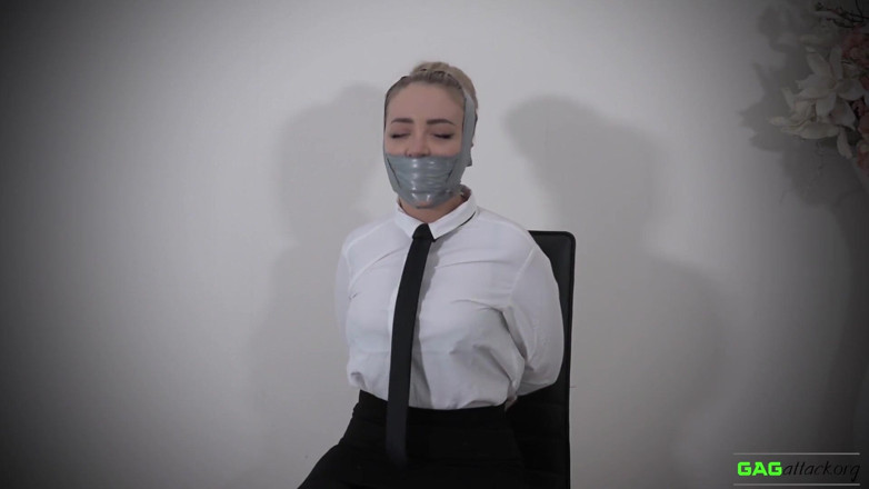Gag Attack: Aubrey - pita pvc berganda gag