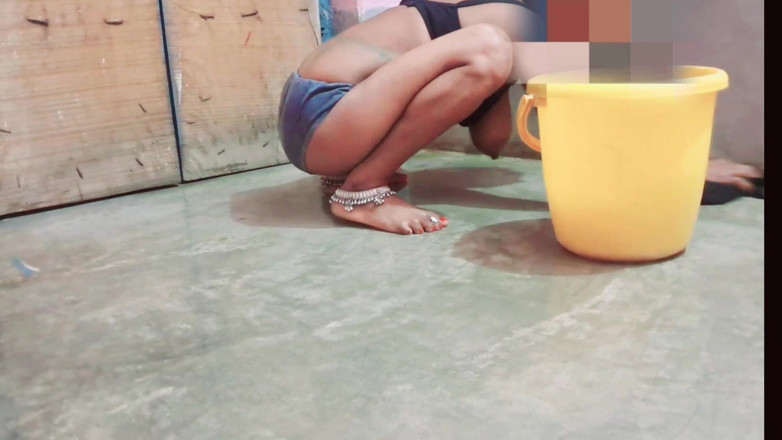 Trilokinath: Desi Indian Bhabhi First Cleaning After Them Fuck Them House...