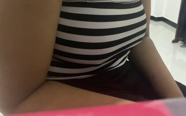 Arabicqueen: Ella operando móvil y desplazándose hacia arriba y abajo