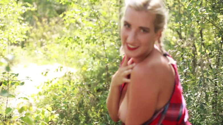 XCZECH: Sharon Cherry - garota do interior com peitos perfeitos