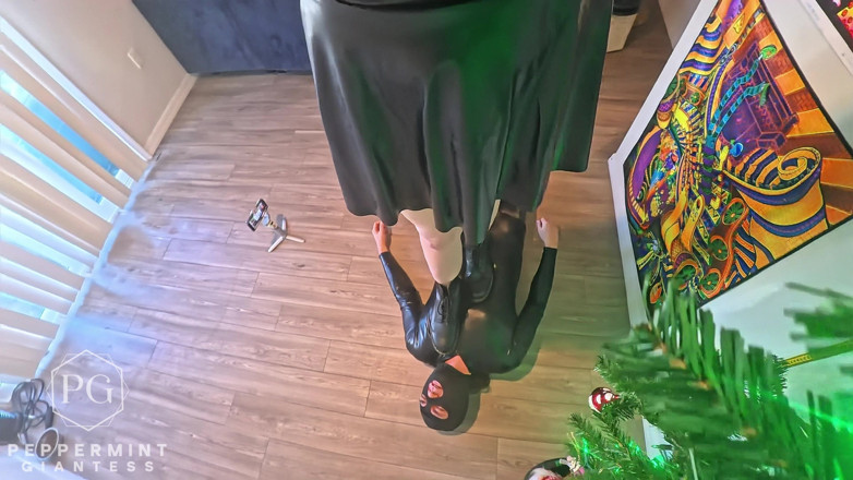 Peppermint Giantess: 6'7 висока готична велетень топче відео від першої особи: чоботи розчавлюють - шкарпетки - босоніж сидять на обличчі та смокчуть носок