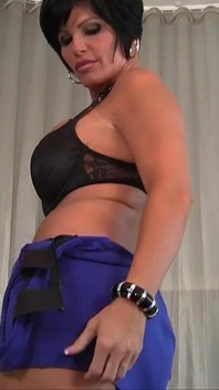 Heiße MILF shay fox enthüllt sexy lange beine im engen kleid