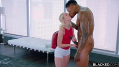 Dihitamkan pirang mungil ini hanya memiliki mata untuk bbc