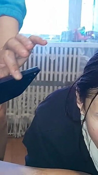 La nostra matrigna spia il nostro sesso, si masturba e ci filma