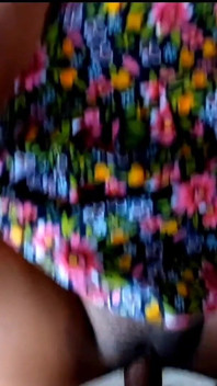Hlasitý sténající orgasmus s nevlastní sestrou - sexy Brownis