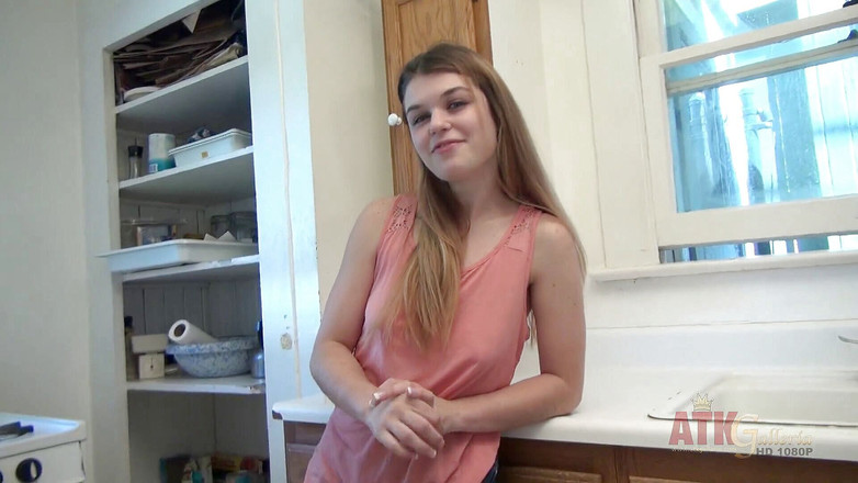 ATKIngdom: Krásná teenagerka s velkými prsy ráda masturbuje na castingu