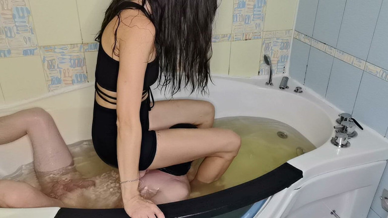 Milalika: Sie saß auf ihrem Gesicht im Badezimmer.