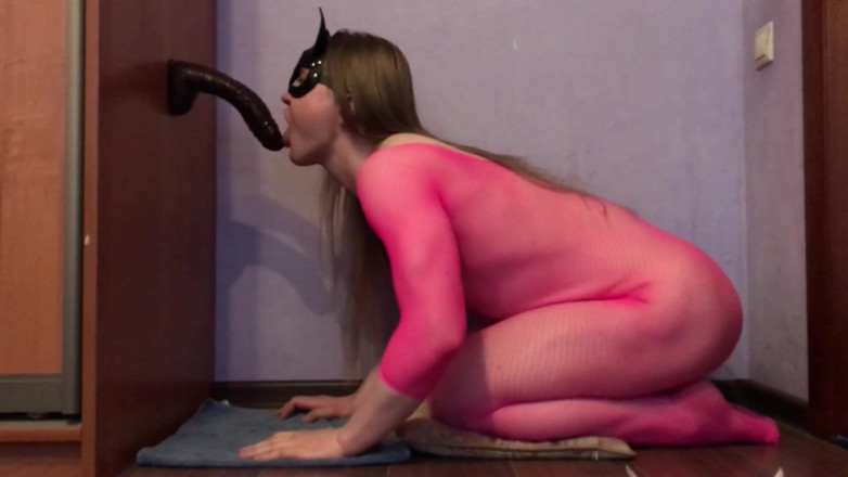 Elise Woods: Une tapette en rose s'enfile un gode au fond de...