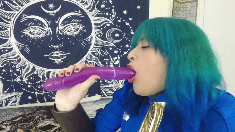 VickyVixen: Vaultdweller juega con su juguete favorito