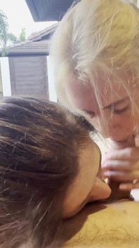 Due ragazze calde succhiano il cazzo in piscina in vacanza, sborrata sul viso