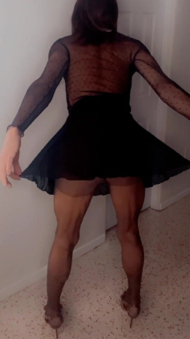 TVI Studios Val Parker: Mặc quần lót xuyên thấu trong váy lưới nylon và...