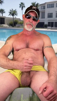 Bate la piscină