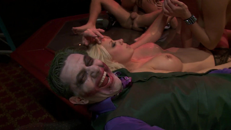 CBD Media: Batman Joker ve Catwoman kulüpte grup seks yapıyor.