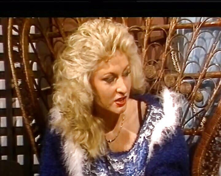 Deutsche Camgirls: İki muhteşem Alman bayan yatak odasında sikişlerini paylaşıyor