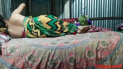 Villagesex91: Istri nakal ini malam-malam pakai kain sosis warna hijau sama...