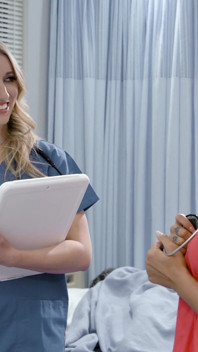 Girlsway - iyimser çaylak hemşire Sofi Ryan jaded doktor Riley Reyes'e ekstra bakım yapıyor